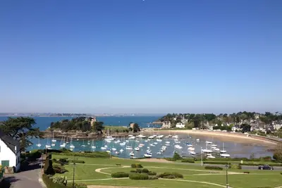 Image de Saint-Briac vue mer. Grande maison traditionnelle de capitaine