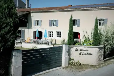 Image de Grande Maison Charentaise Au Calme, Piscine, 35 Min De La Mer