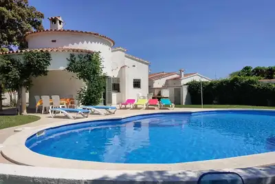 Maison avec superbe piscine et gran jardin, wifi, parking à L'Escala, 7 persones