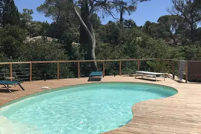 Image de Charmant 3 pièces avec jardin et  piscine privative, calme, mer à pied.