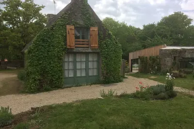 Image de Maison ancienne rénovée en pierres sur la commune de Ploemel