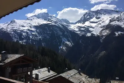 Image de au pied des pistes, vue Mont Pourri et Aiguille Rouge