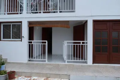 Image de Charmant 2 pièce dans le bas d'une villa