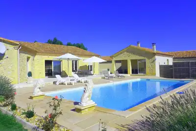 Image de Maison récente de style contemporain à la campagne avec piscine. .