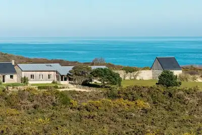 Image de Kerguinic point Fr, Île Grande, 11 personnes vue mer 180°