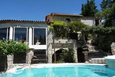Image de Maison en pierre sans vis-à-vis avec piscine et bassins