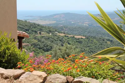 Image de Rez de jardin indépendant avec vue exceptionnelle mer montagne Propriété fermée