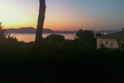 Image de Vue sur le golfe de Hyères, maisonnette avec jardin et terrasse