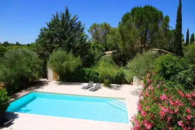 Image de Domaine à Uzès au calme: 11 ch. , 26 couch. , piscine 10x5, 5 sdb, jardin1ha, Wifi