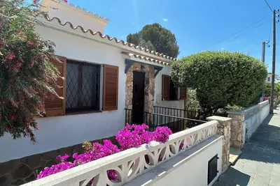 Image de Villa entièrement rénovée au calme, à 100 m de la mer et à deux pas des plages