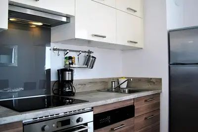 Image de Appartement Moderne avec Terrasse, Parking et Clim au Lavandou - 4 Couchages