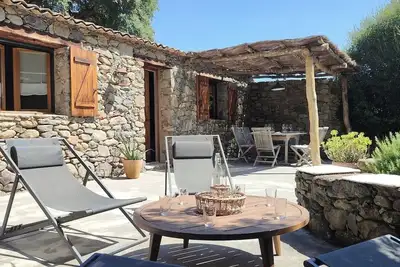 Image de Maison de charme en pierre, proche de la mer, au coeur du maquis.