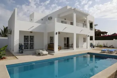 Image de Villa avec piscine privée - Wifi - 4h de ménage\/j - 5 min à pieds de la plage.