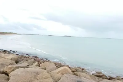 Image de maison avec jardin face Ă la mer dans le cotentin