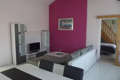 Image de maison de vacances  et piscine commune avec les propriétaires