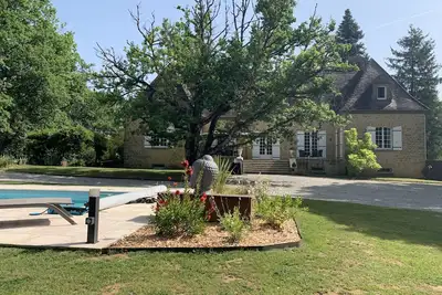 Image de Magnifique demeure en pierre située dans un écrin de verdure avec piscine privée
