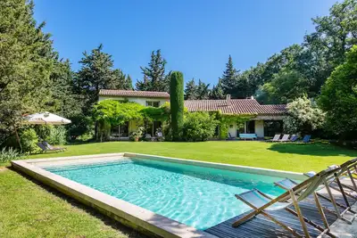 Image de Villa Oustal Parc arboré 4500 m2 Piscine chauffée Près Ventoux\nVia Venaissia
