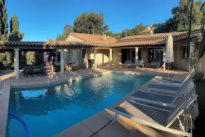 Image de Villa 4* avec piscine dans le bas du village de Bormes