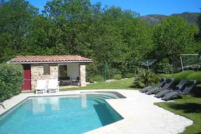 Image de charmante maison neuve avec terrain clôturé et piscine privée dans la verdure