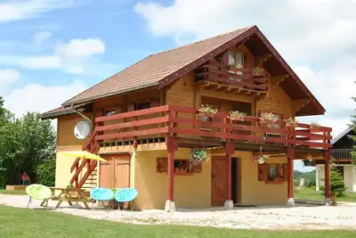 Image de Joli Chalet 8 à 14 pers jura. nombreuses activités sur place, confort assuré