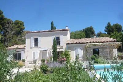 Image de Mas avec piscine dans les Alpilles   /   Projetez vous   : Vidéo par Drone