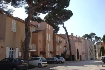 Image de Appartement calme, Port d'Hyéres, dans résidence sécurisée, à 500 m des plages
