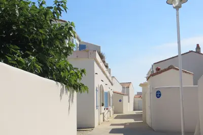 Image de Joli Studio La Flotte En Re, Piscine Chauffee