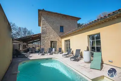 Image de Maison en pierre avec piscine à Barjac – 16 personnes