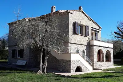 Image de Belle Villa Provencale en Pierre avec Grande Piscine et Pool House