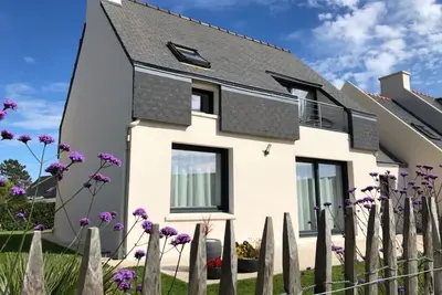 Image de Vue sur mer au réveil, au cœur de Porsguen, cheminée, jardin clos
