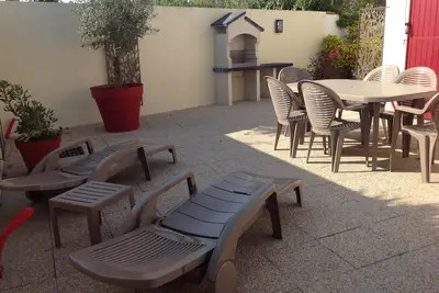 Image de maison dans résidence privée sécurisée avec piscine et vélos