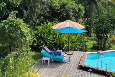 Bas de villa T2, au calme dans un jardin arboré et fleuri