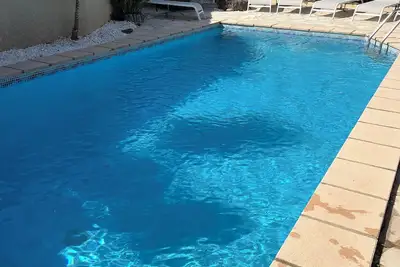 Image de Villa à 15mn des plages avec piscine privée. Disponible pour 6 personnes.