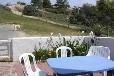 terasse de plein pied, la dune et la pinéde à 10 m, la plage à 150 m.
