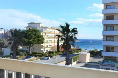 Image de Studio rénové avec terrasse, aperçu mer et parking privatif au Lavandou, 3 couchages