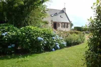 Image de Maison bretonne situee dans un parc clos en campagne, proche de paimpol
