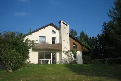 Image de Grande maison lumineuse à l'écart du Bourg de Treignac en lisière de forêt.