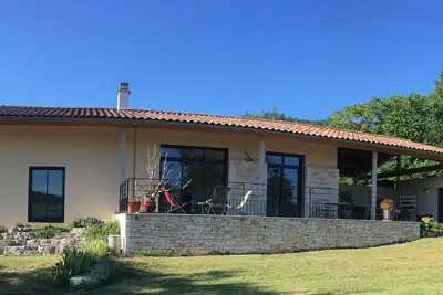 Gîte dans village de caractère. Jardin, terrasse, rivière, proche du Pontd’Arc