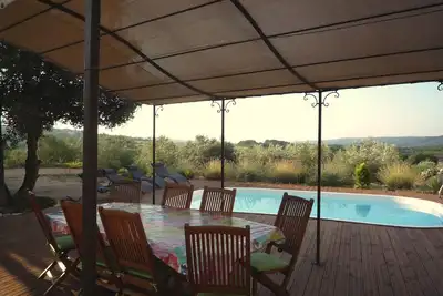 Image de Gite neuf Sud Ardèche dans ferme vigneronne en pierre, piscine et spa.