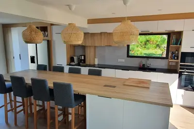 Image de Maison non mitoyenne rénovée en 2022, la plage à pieds au bout de la rue!