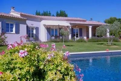 Image de Maison tout confort climatisée avec piscine privée au calme