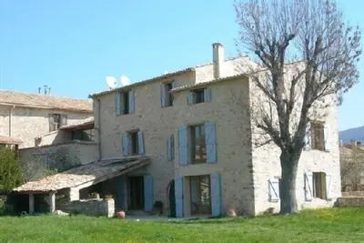 Image de Maison en pierre de caractère au coeur d'un village provençal.