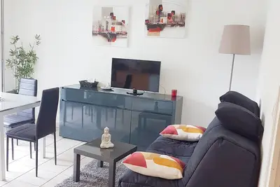 Image de Beau T2 en Rez-de-jardin-Tout confort. Design, sécurisé-piscine- parking privé.
