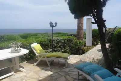 Image de Terrasse et jardin pieds dans l'eau, crique à 30 m, Marine Sant Ambroggio. Wifi