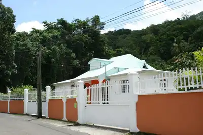 Image de Villa familiale avec jardin créole, rivière et forêt tropicale à Pointe Noire