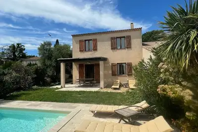 Image de Maison proche Avignon avec vue dégagée et piscine privée pour 6\/7 personnes