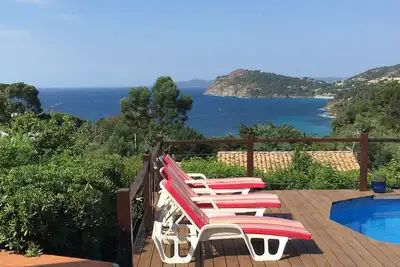 Bas de villa, piscine, vue mer extra, plage à 7min, 3ch + studio clim en option