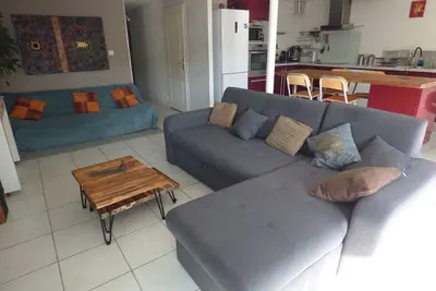 Image de Appartement 80 M2, à 20 M de la mer, avec jardin arboré, terrasse bois aménagée