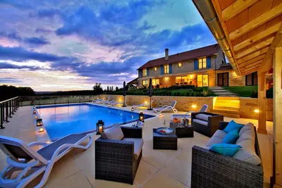 Image de Demeure de charme avec piscine privative proche Sarlat dans magnifique domaine