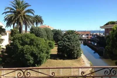 Image de Maison lumineuse face à la mer avec grande terrasse et jardin
